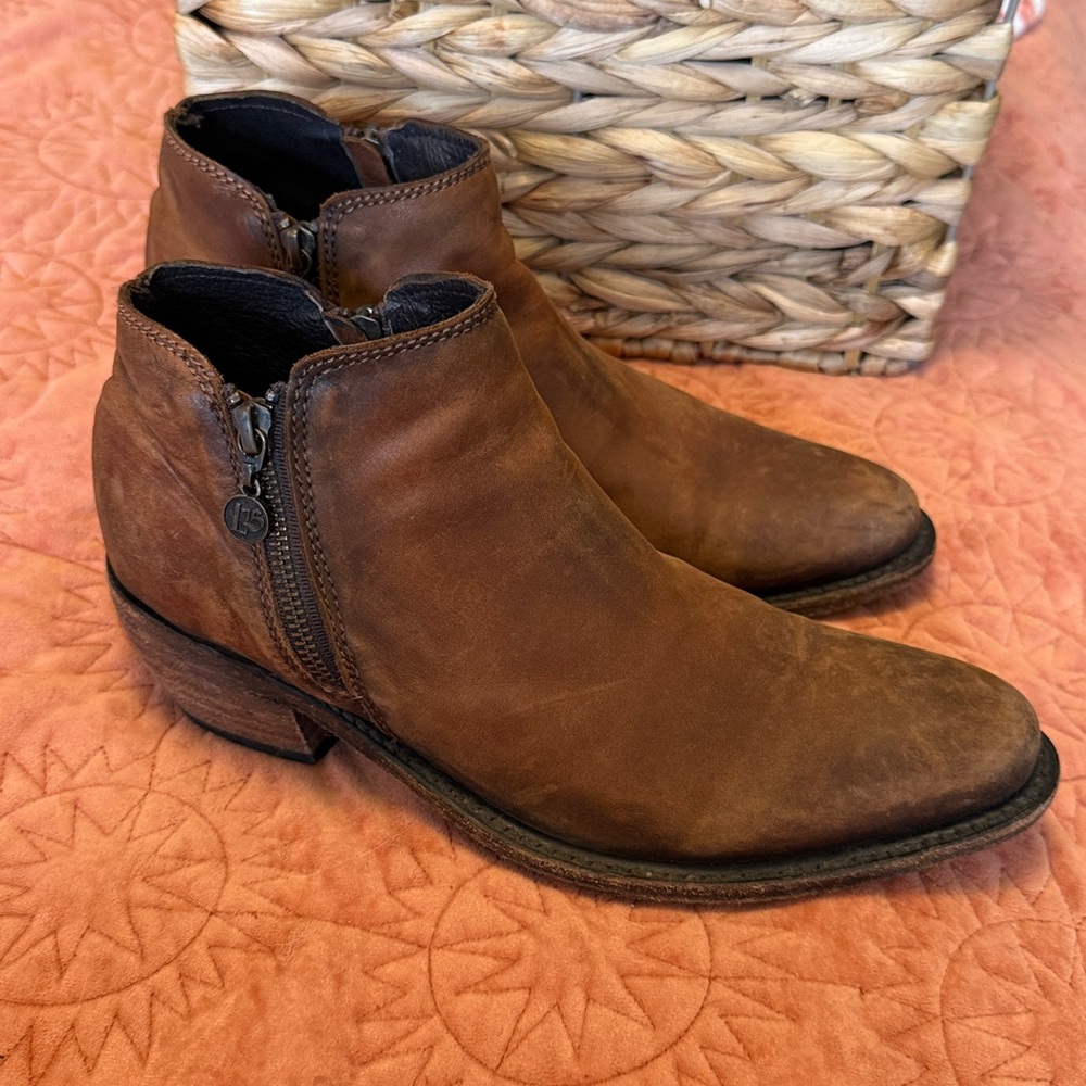 Liberty Black double zipper brown booties size 9.5 distressed cowboy boots
